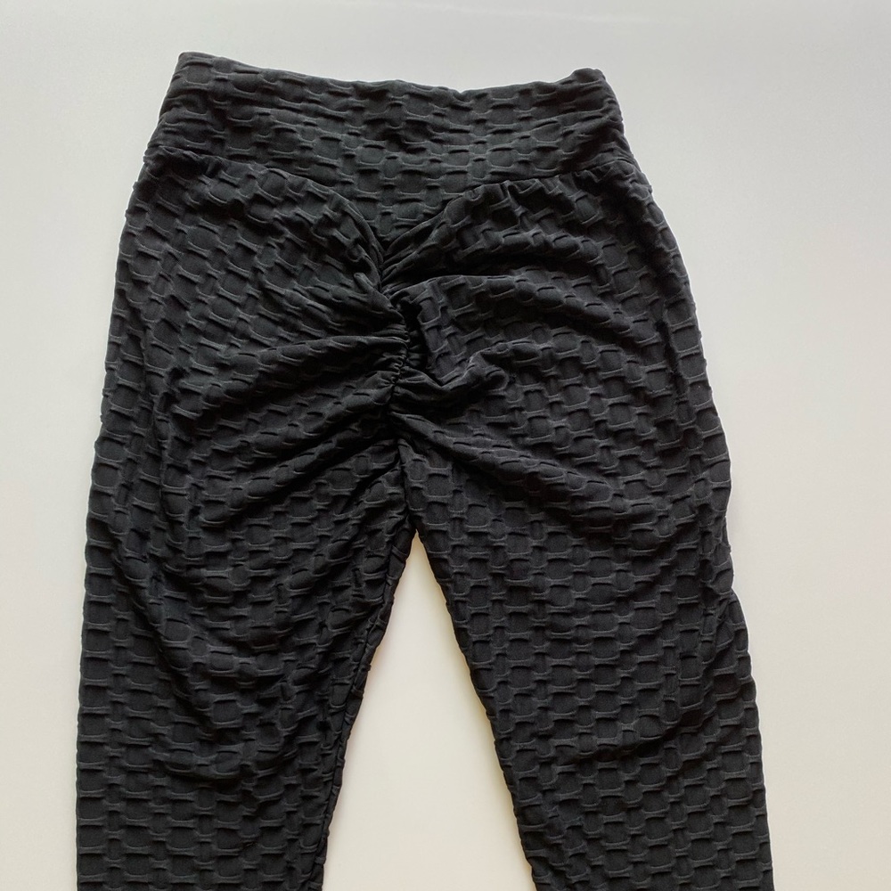 Black honeycomb textured Capri legging medium
